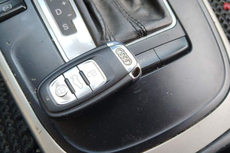 Used Audi A4L 2012 2.0 TFSI automatic sporty version Vehicle Key