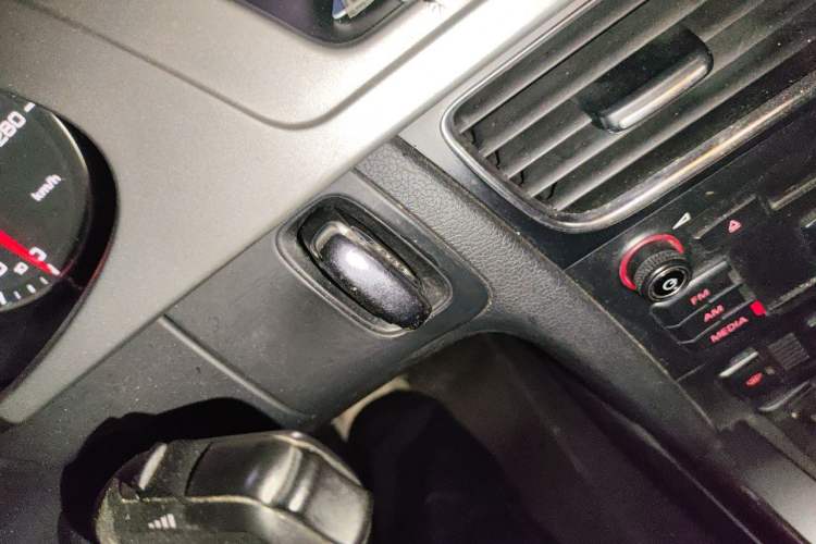 Used Audi A4L 2012 2.0 TFSI automatic Comfort trim level Vehicle Key