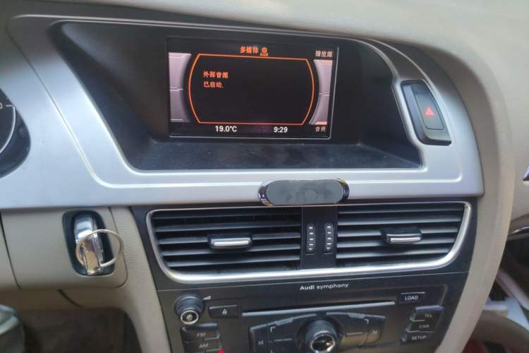 Used Audi A4L 2012 2.0 TFSI automatic Comfort trim level Audio And AC Panel