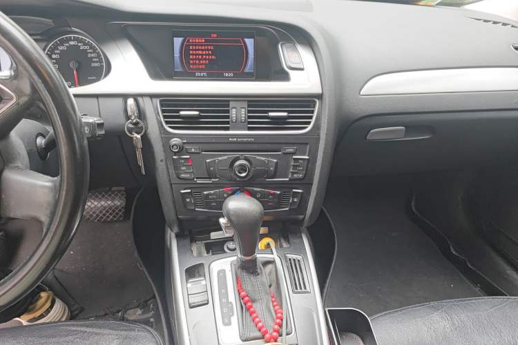 Used Audi A4L 2012 2.0 TFSI automatic standard version Audio And AC Panel