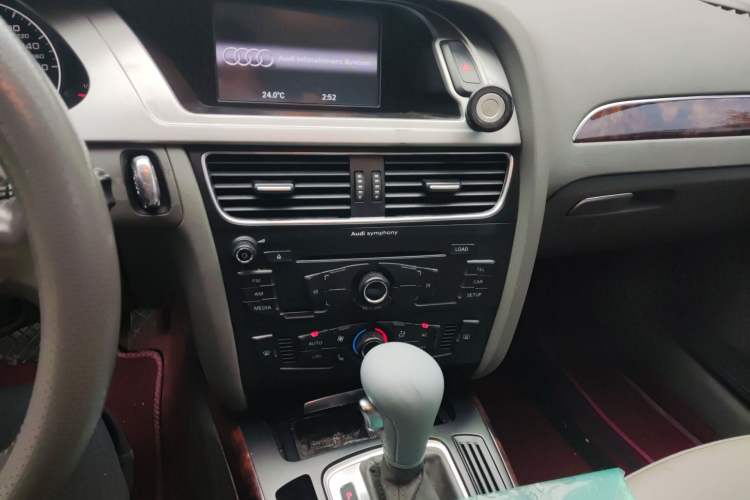 Used Audi A4L 2012 2.0 TFSI automatic Comfort trim level Audio And AC Panel