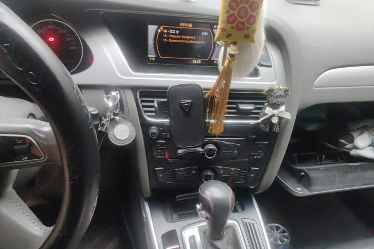 Used Audi A4L 2012 2.0 TFSI automatic standard version Audio And AC Panel