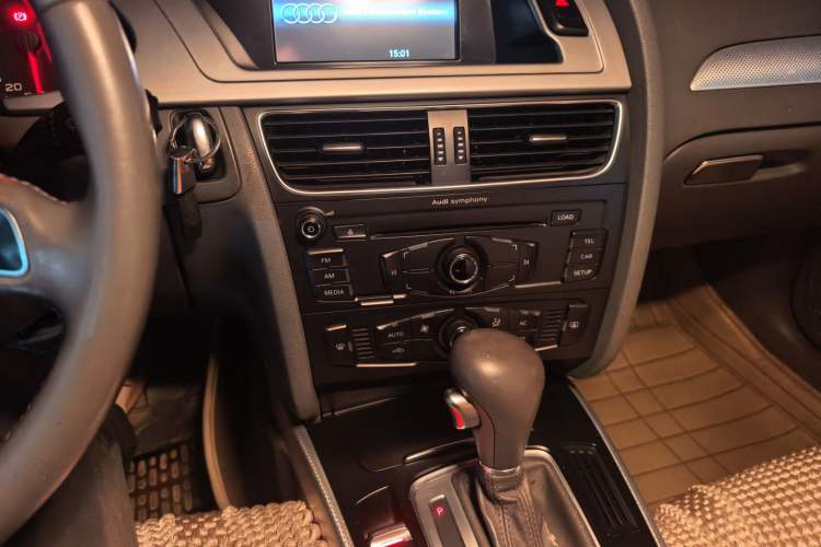 Used Audi A4L 2012 2.0 TFSI automatic standard version Audio And AC Panel