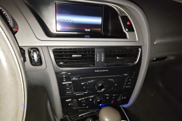 Used Audi A4L 2012 2.0 TFSI automatic standard version Audio And AC Panel