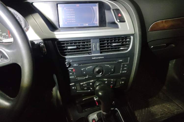 Used Audi A4L 2012 2.0 TFSI automatic standard version Audio And AC Panel