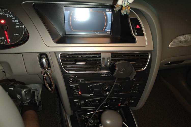 Used Audi A4L 2012 2.0 TFSI automatic standard version Audio And AC Panel