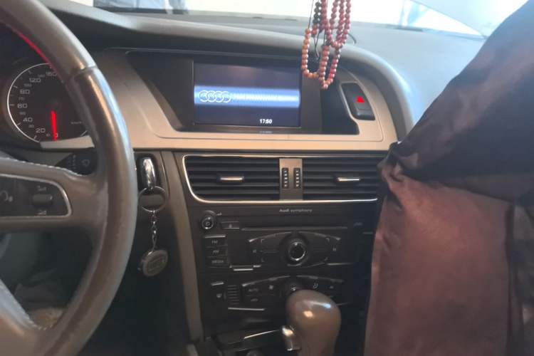 Used Audi A4L 2012 2.0 TFSI automatic standard version Audio And AC Panel