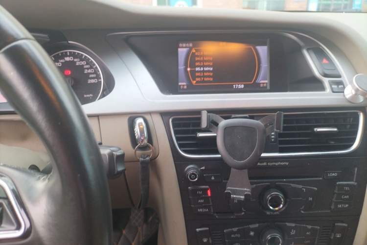 Used Audi A4L 2012 2.0 TFSI automatic Comfort trim level Audio And AC Panel