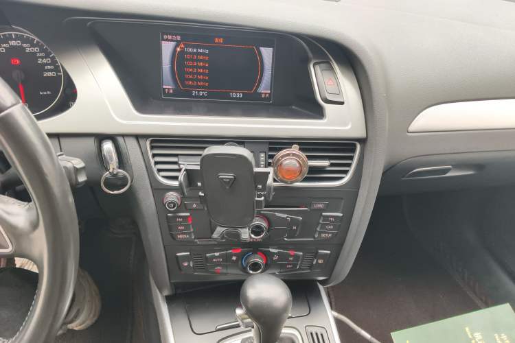 Used Audi A4L 2012 2.0 TFSI automatic standard version Audio And AC Panel