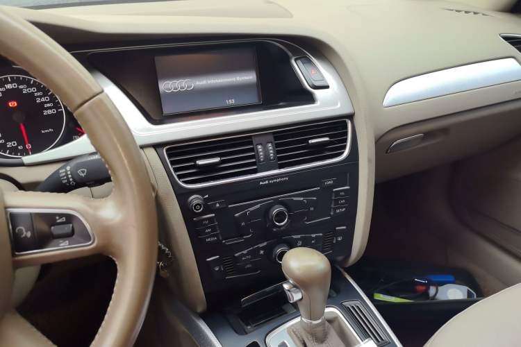 Used Audi A4L 2012 2.0 TFSI automatic standard version Audio And AC Panel