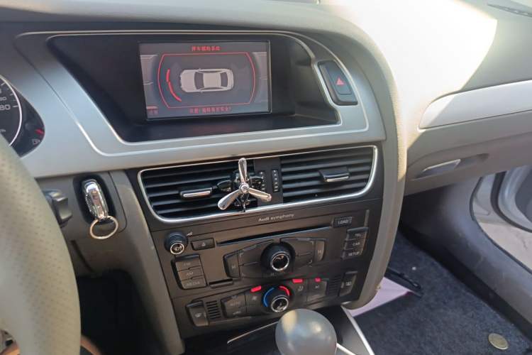 Used Audi A4L 2012 2.0 TFSI automatic standard version Audio And AC Panel