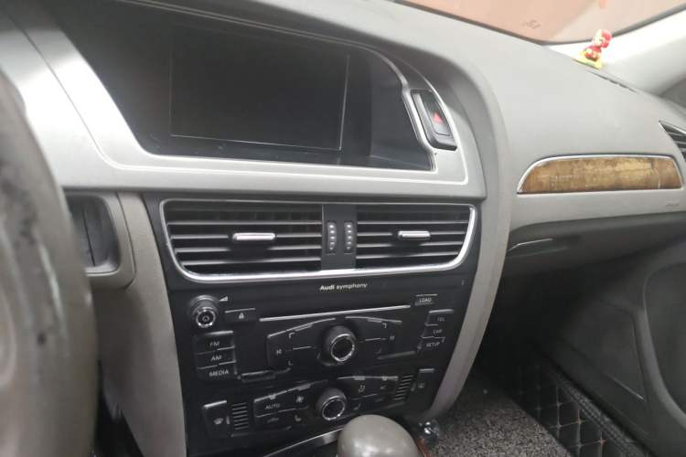 Used Audi A4L 2012 2.0 TFSI automatic Comfort trim level Audio And AC Panel