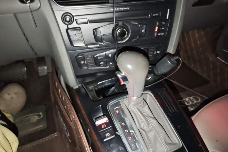 Used Audi A4L 2012 2.0 TFSI automatic Comfort trim level Audio And AC Panel