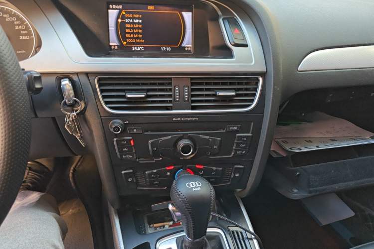 Used Audi A4L 2012 2.0 TFSI automatic standard version Audio And AC Panel