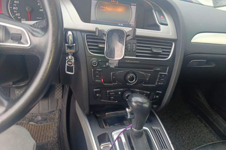 Used Audi A4L 2012 2.0 TFSI automatic standard version Audio And AC Panel
