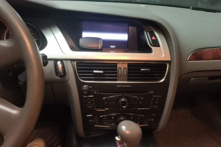 Used Audi A4L 2012 2.0 TFSI automatic Comfort trim level Audio And AC Panel