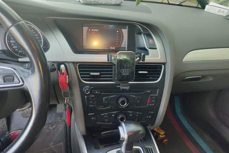 Used Audi A4L 2012 2.0 TFSI automatic standard version Audio And AC Panel
