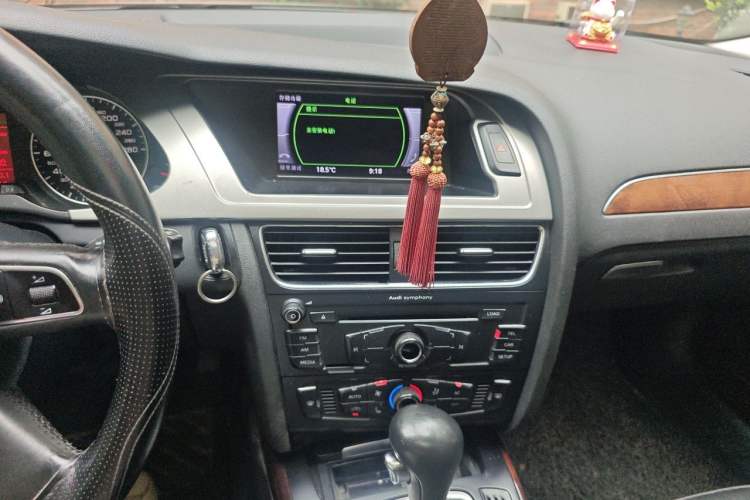 Used Audi A4L 2012 2.0 TFSI automatic Comfort trim level Audio And AC Panel