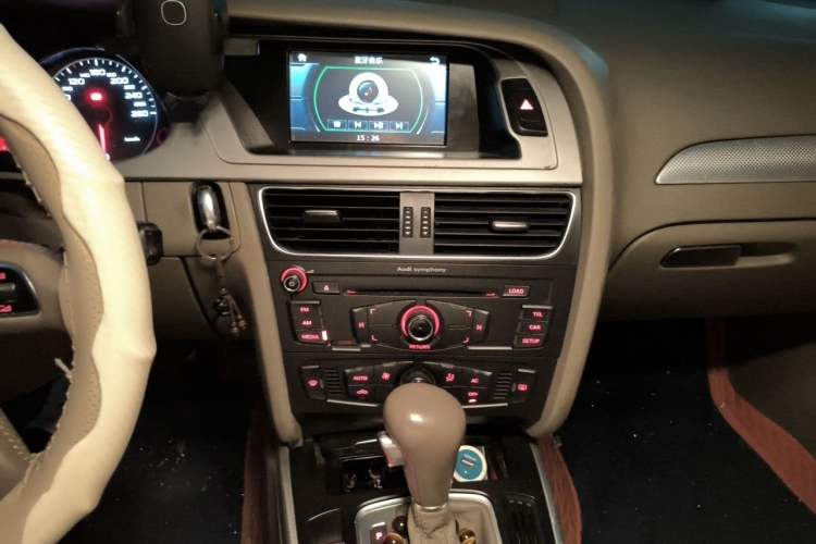 Used Audi A4L 2012 2.0 TFSI automatic standard version Audio And AC Panel