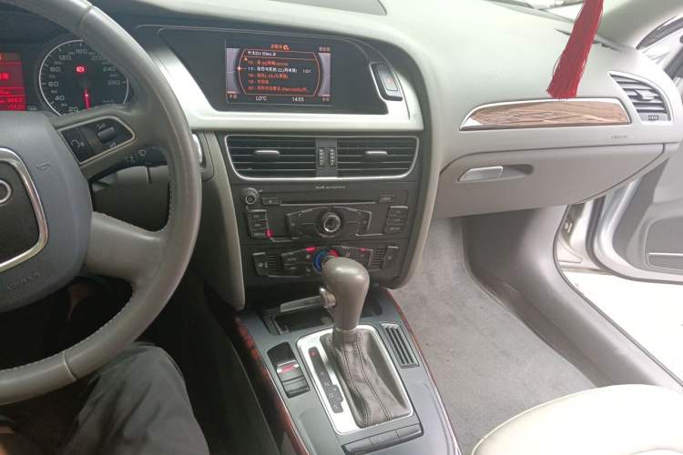 Used Audi A4L 2012 2.0 TFSI automatic Comfort trim level Audio And AC Panel