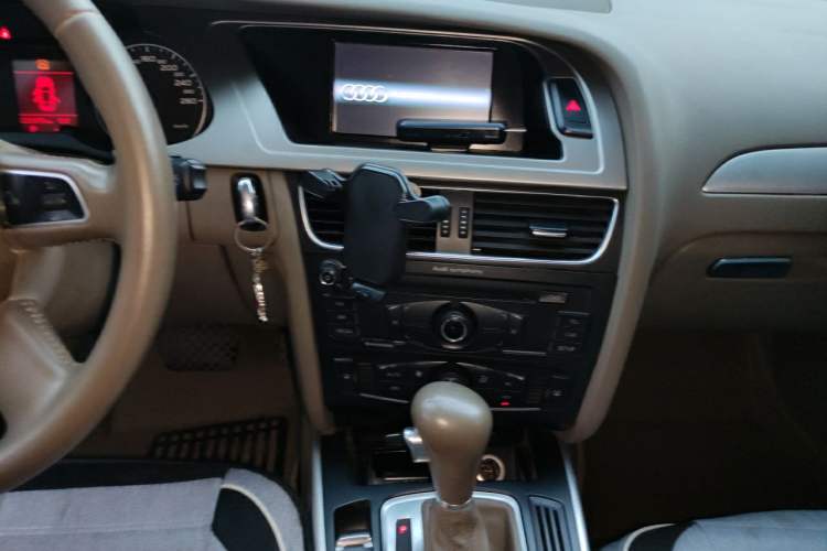 Used Audi A4L 2012 2.0 TFSI automatic standard version Audio And AC Panel