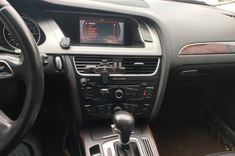 Used Audi A4L 2012 2.0 TFSI automatic Comfort trim level Audio And AC Panel