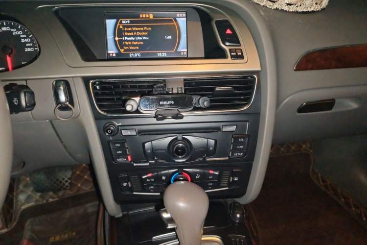 Used Audi A4L 2012 2.0 TFSI automatic Comfort trim level Audio And AC Panel