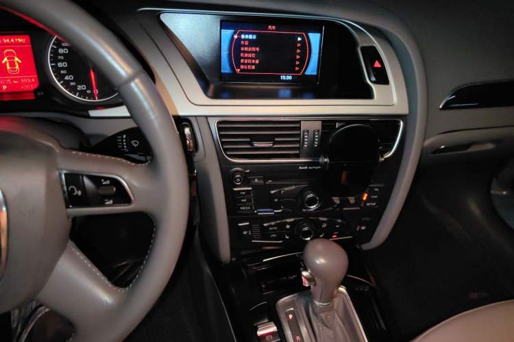 Used Audi A4L 2012 2.0 TFSI automatic Comfort trim level Audio And AC Panel