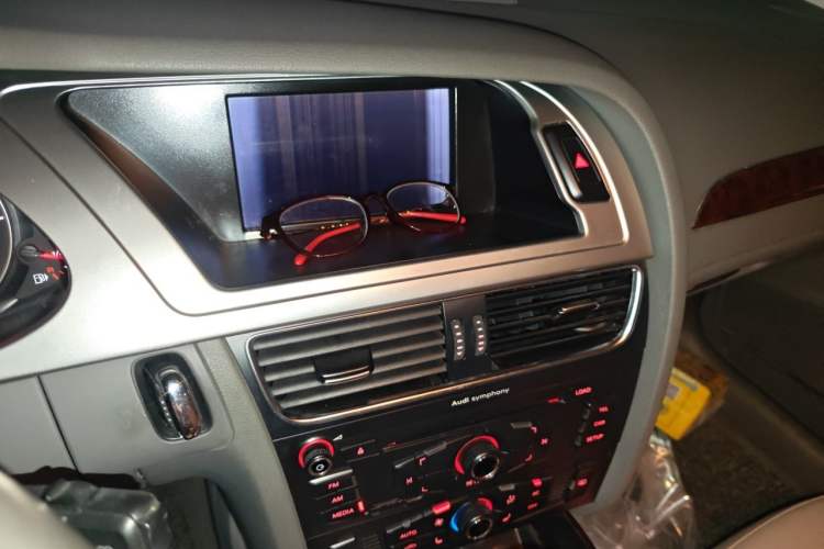 Used Audi A4L 2012 2.0 TFSI automatic Comfort trim level Audio And AC Panel