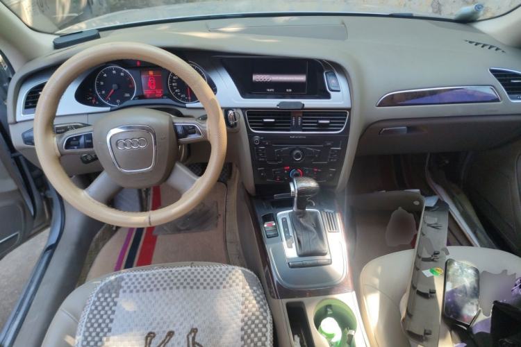 Used Audi A4L 2012 2.0 TFSI automatic Comfort trim level Center Console
