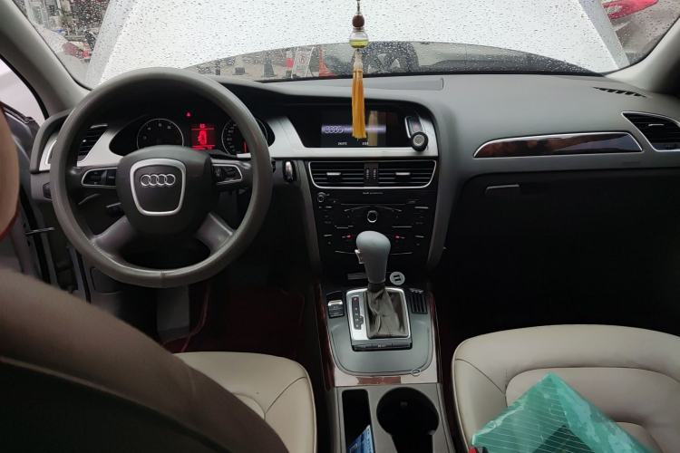 Used Audi A4L 2012 2.0 TFSI automatic Comfort trim level Center Console