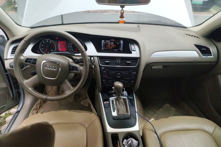 Used Audi A4L 2012 2.0 TFSI automatic standard version Center Console
