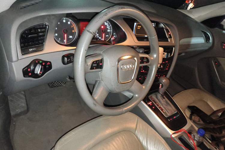 Used Audi A4L 2012 2.0 TFSI automatic standard version Center Console
