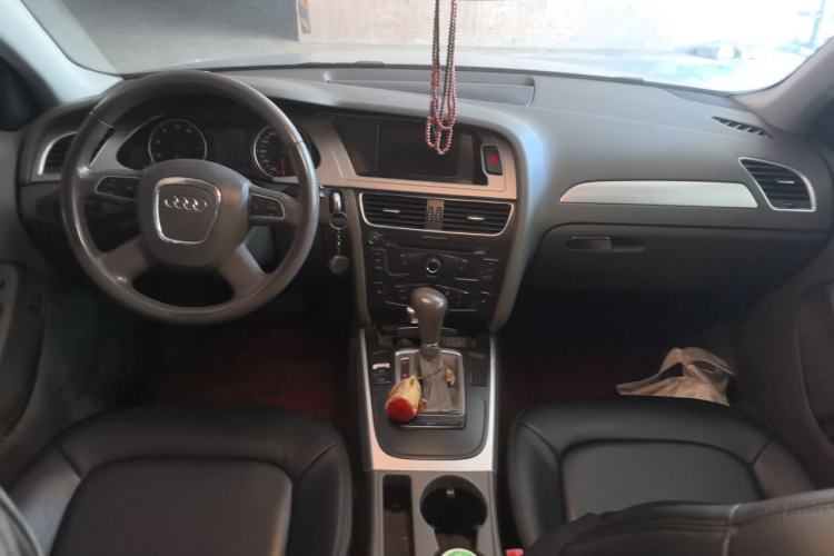 Used Audi A4L 2012 2.0 TFSI automatic standard version Center Console
