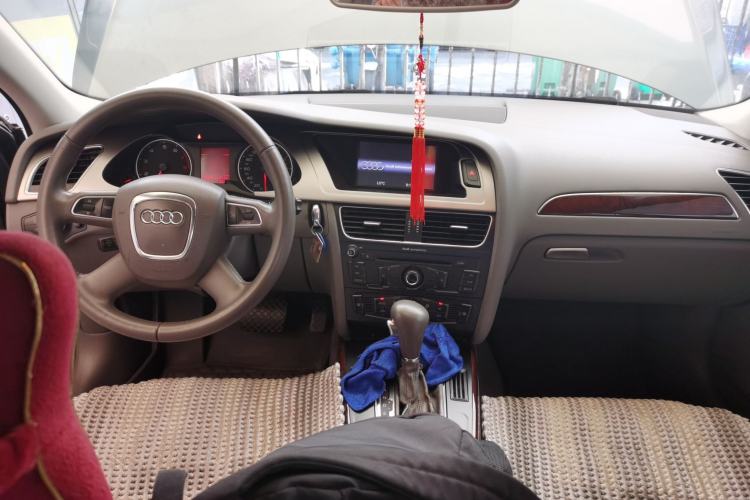 Used Audi A4L 2012 2.0 TFSI automatic Comfort trim level Center Console