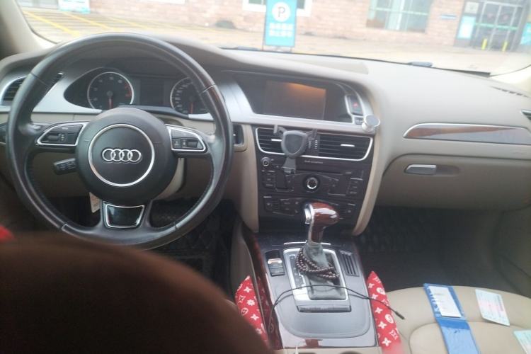 Used Audi A4L 2012 2.0 TFSI automatic Comfort trim level Center Console