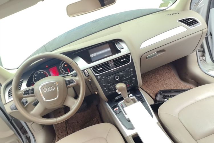 Used Audi A4L 2012 2.0 TFSI automatic standard version Center Console