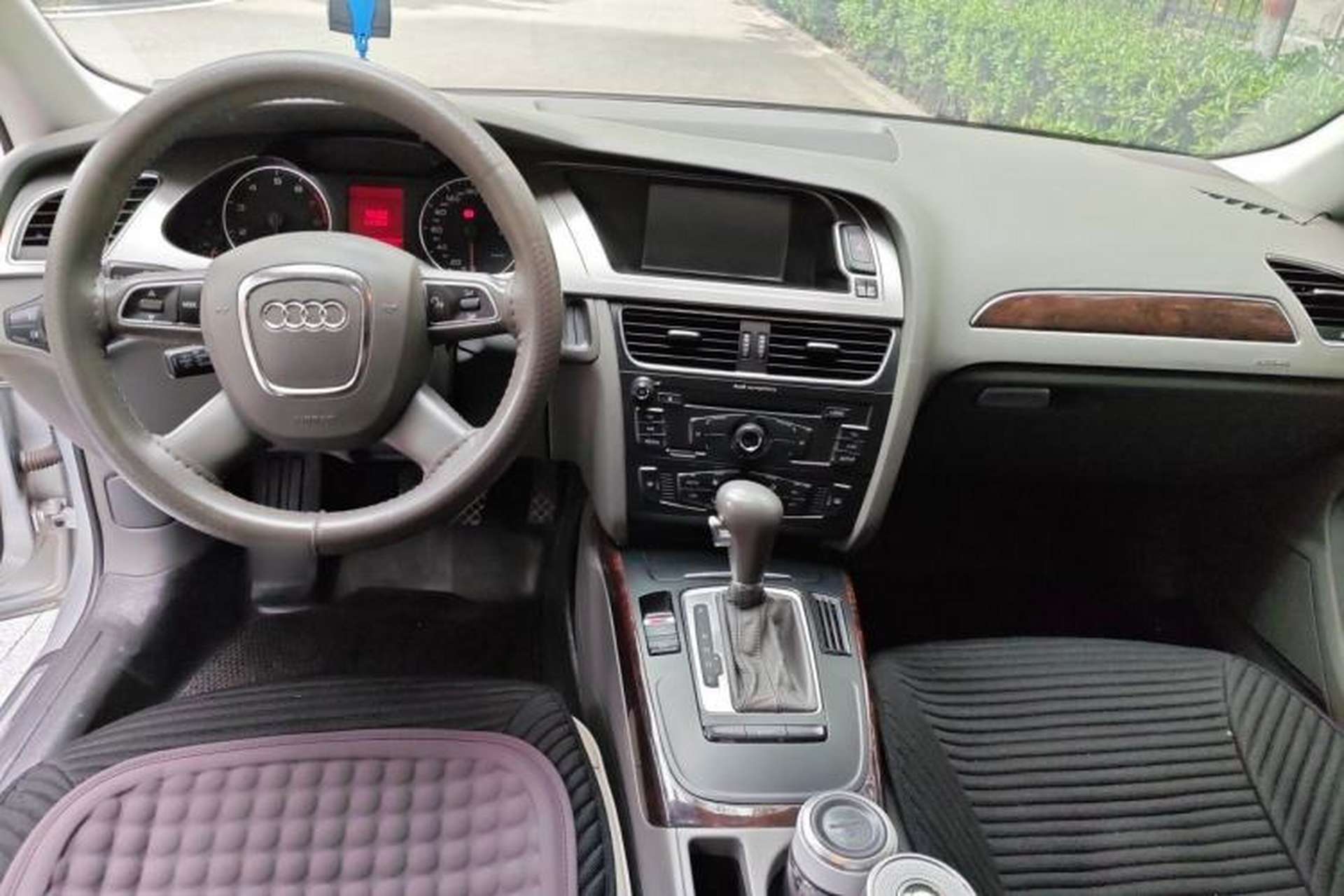Used Audi A4L 2012 2.0 TFSI automatic Comfort trim level Center Console