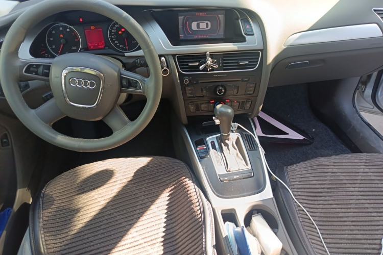 Used Audi A4L 2012 2.0 TFSI automatic standard version Center Console