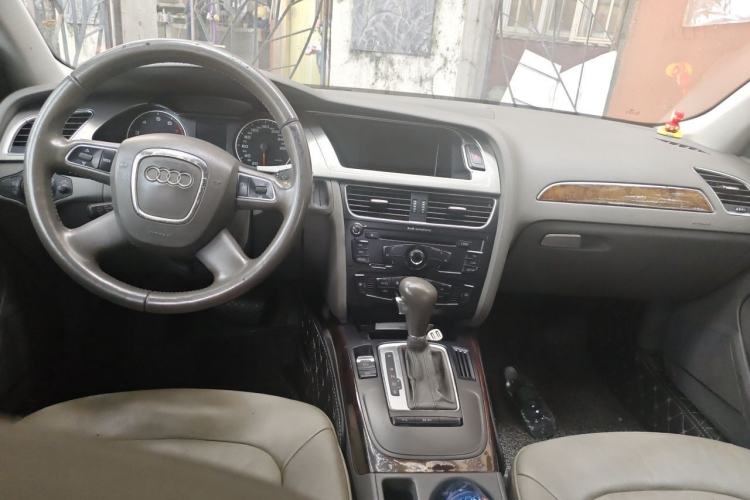 Used Audi A4L 2012 2.0 TFSI automatic Comfort trim level Center Console