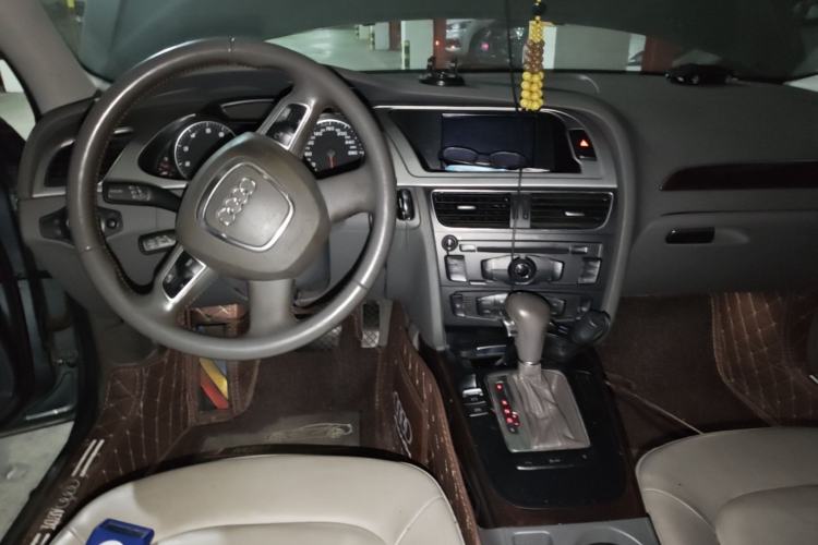 Used Audi A4L 2012 2.0 TFSI automatic Comfort trim level Center Console