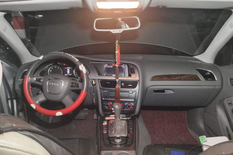 Used Audi A4L 2012 2.0 TFSI automatic Comfort trim level Center Console
