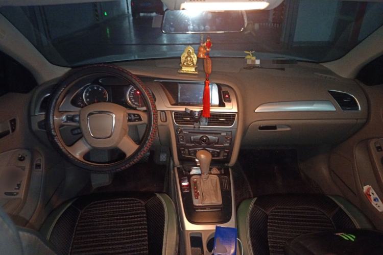 Used Audi A4L 2012 2.0 TFSI automatic standard version Center Console
