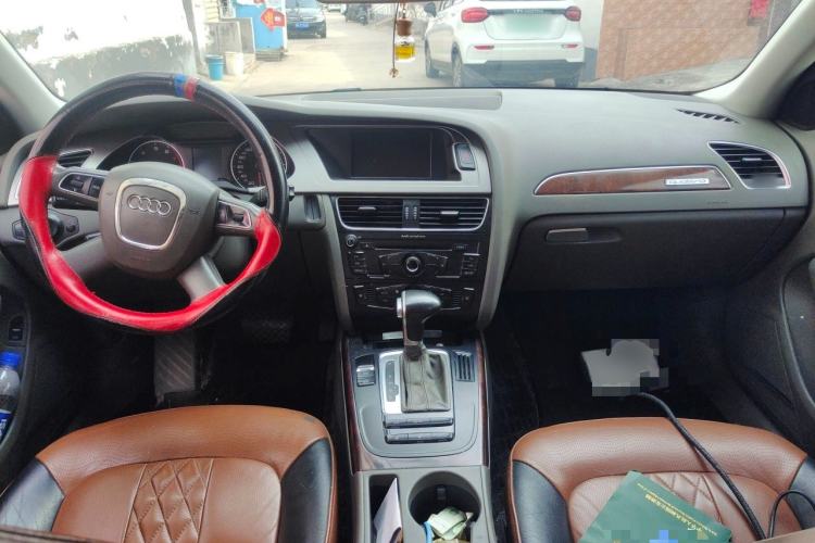 Used Audi A4L 2012 2.0 TFSI automatic Comfort trim level Center Console