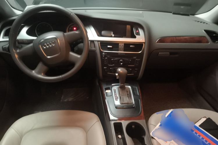 Used Audi A4L 2012 2.0 TFSI automatic Comfort trim level Center Console