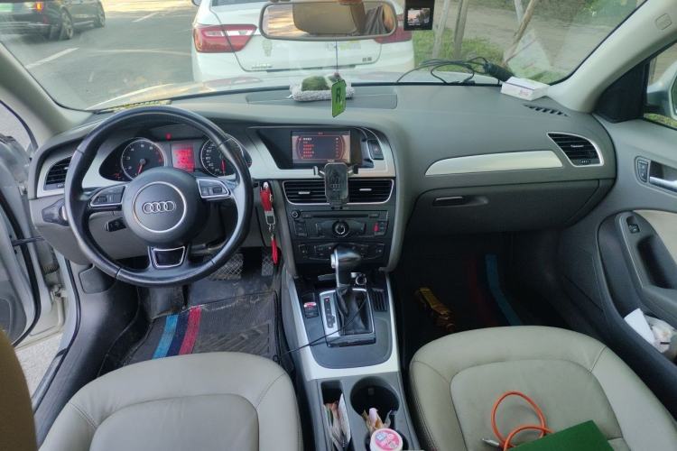 Used Audi A4L 2012 2.0 TFSI automatic standard version Center Console