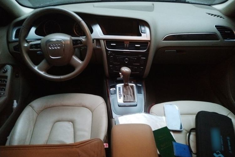 Used Audi A4L 2012 2.0 TFSI automatic Comfort trim level Center Console