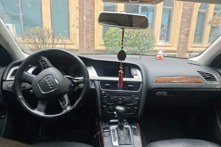 Used Audi A4L 2012 2.0 TFSI automatic Comfort trim level Center Console