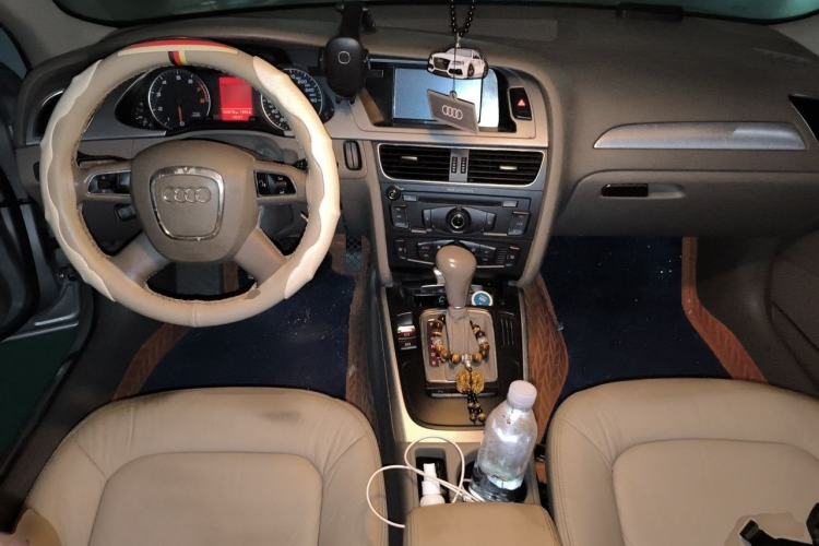 Used Audi A4L 2012 2.0 TFSI automatic standard version Center Console