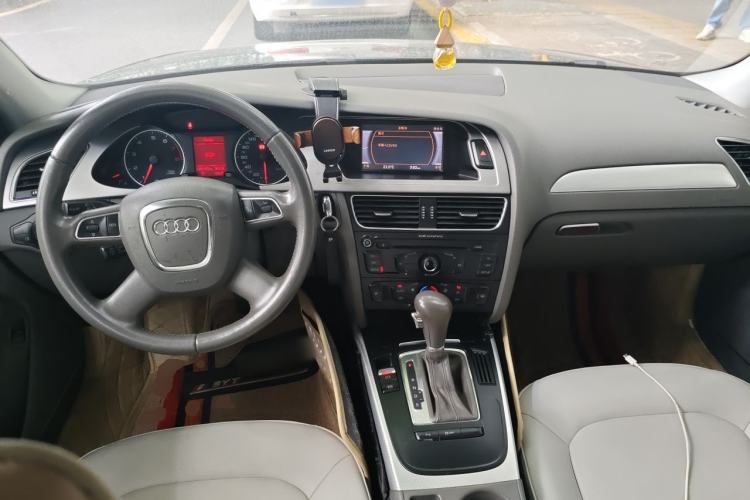Used Audi A4L 2012 2.0 TFSI automatic standard version Center Console